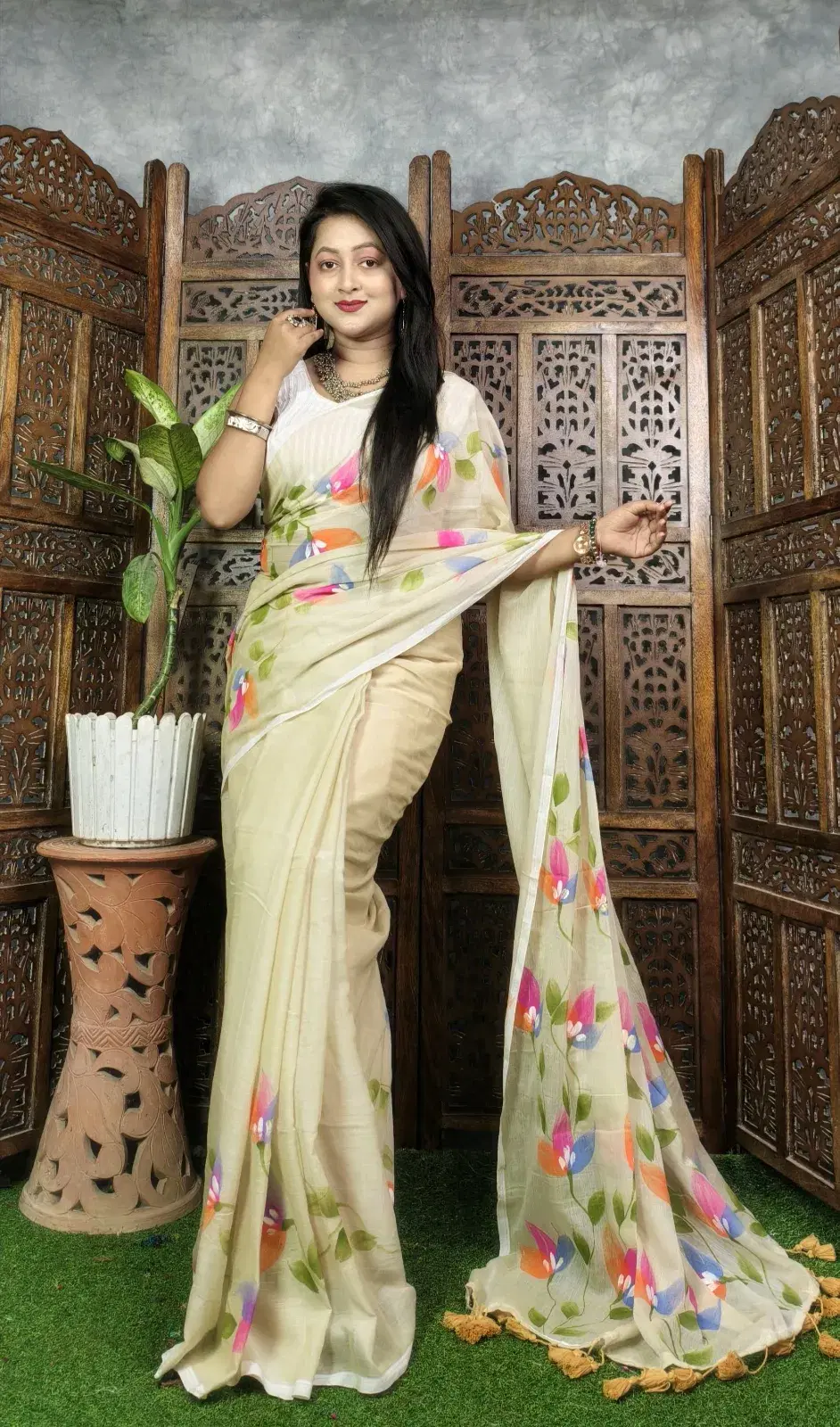 Women’s Off-White Floral Printed Saree with Tassel Pallu