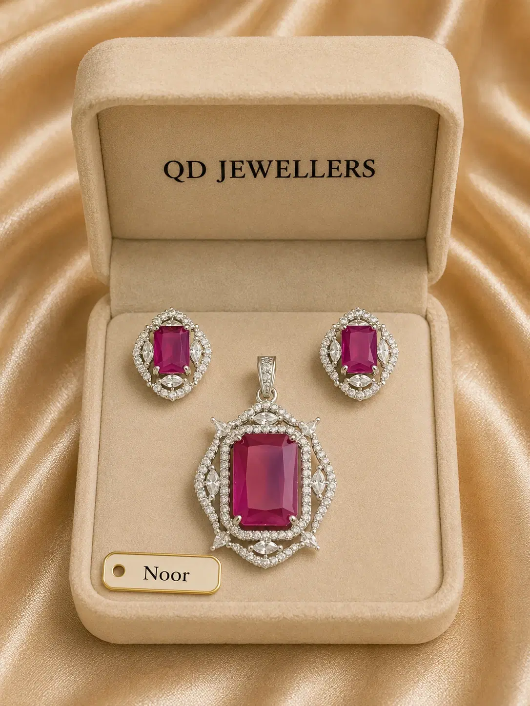 Noor Pendant Set